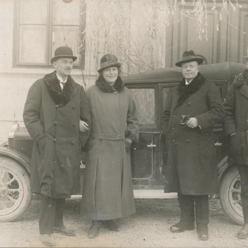 AK Annodazumals vier Leute vor Alten Auto Oldtimer Ansichtskarte (16147)