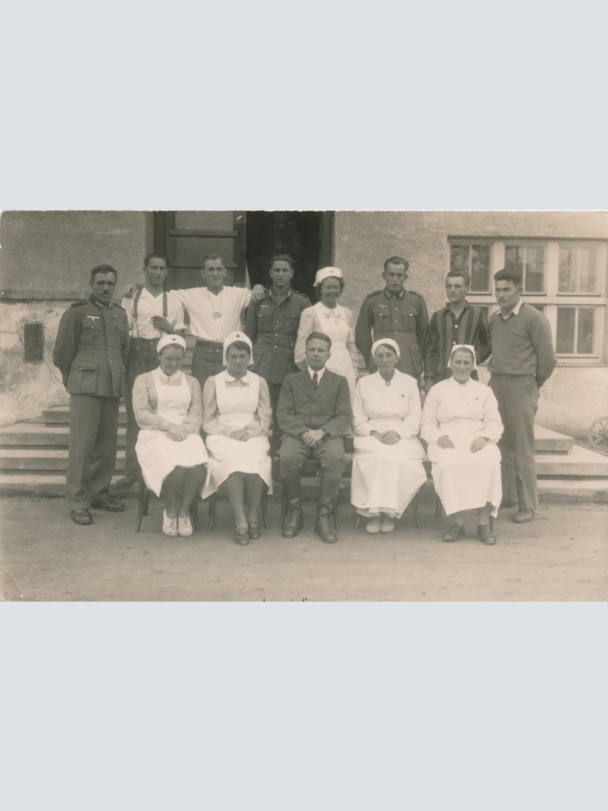 AK Gruppenfoto mit Soldaten und Krankenschwestern Annodazumals (15443)