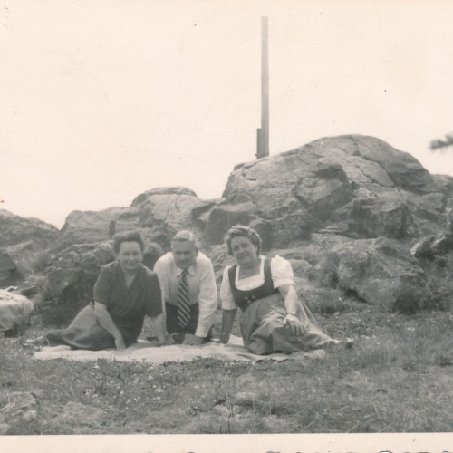 AK 2 Damen und ein Mann am Gipfelkreuz in Kirchschlag Annodazumals (15444)