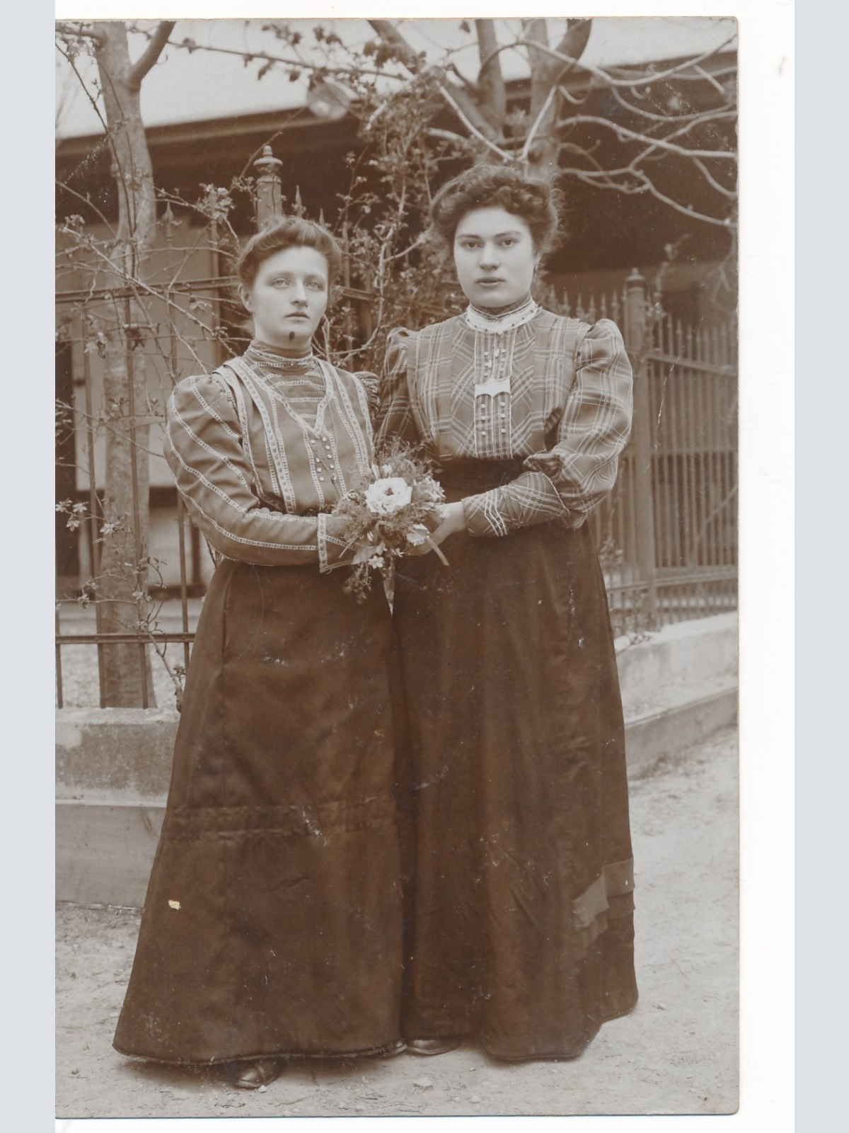 AK von zwei Frauen  Annodazumals Ansichtskarte (15436)