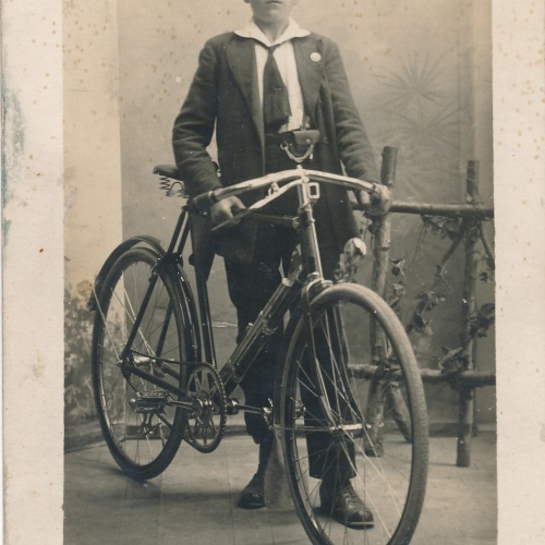 AK Annodazumals ein Mann mit Fahrrad Ansichtskarte (15207)