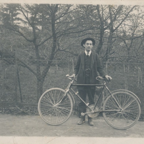 AK Annodazumals ein Mann mit Fahrrad Ansichtskarte (15210)