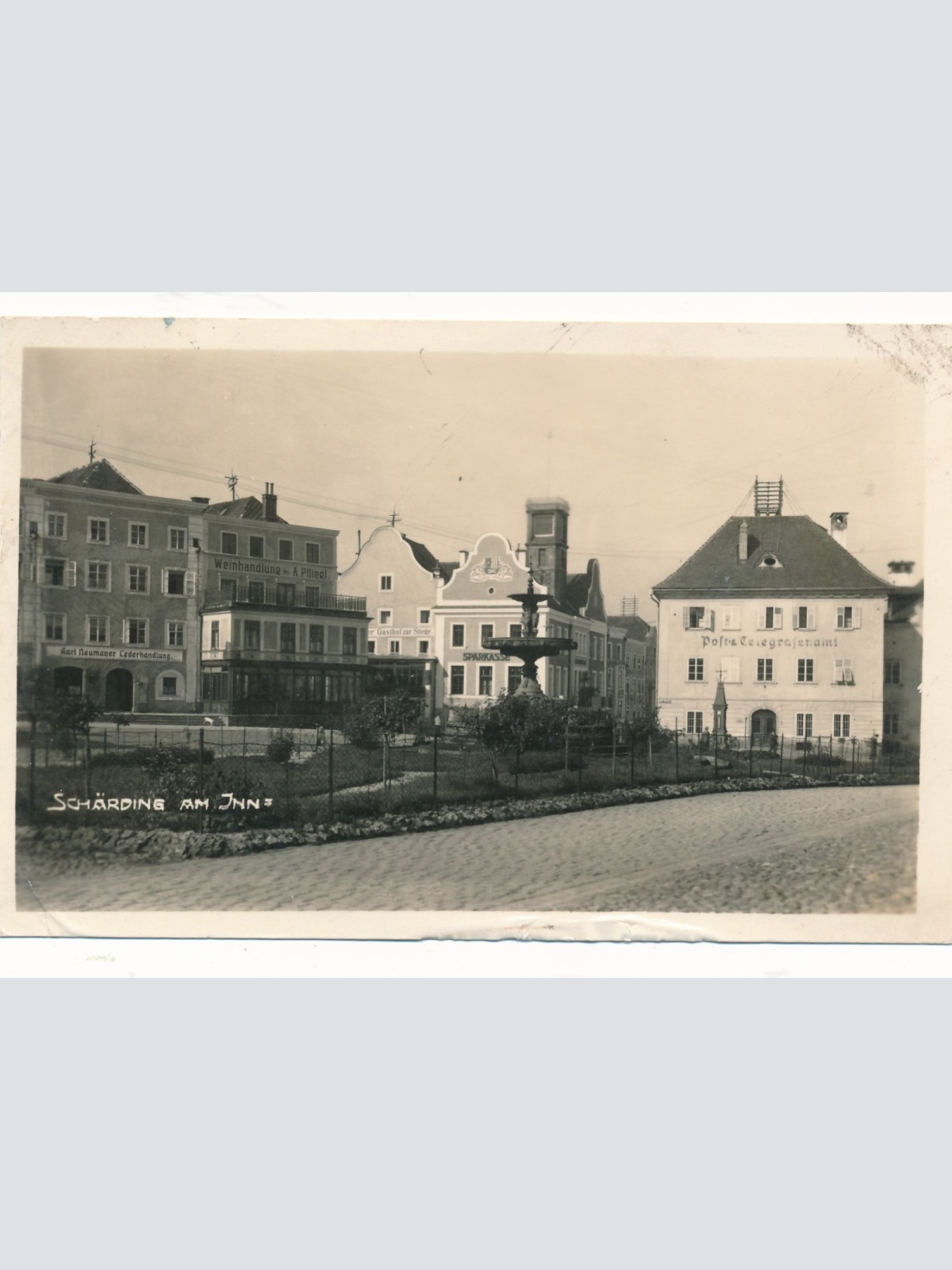 AK aus Schärding am Inn mit Post und Sparkasse Oberöst. Ansichtskarte (16388)