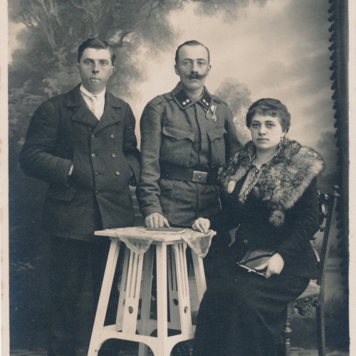 AK Annodazumals zwei Männer und eine Frauen am Tisch Ansichtskarte (16465)