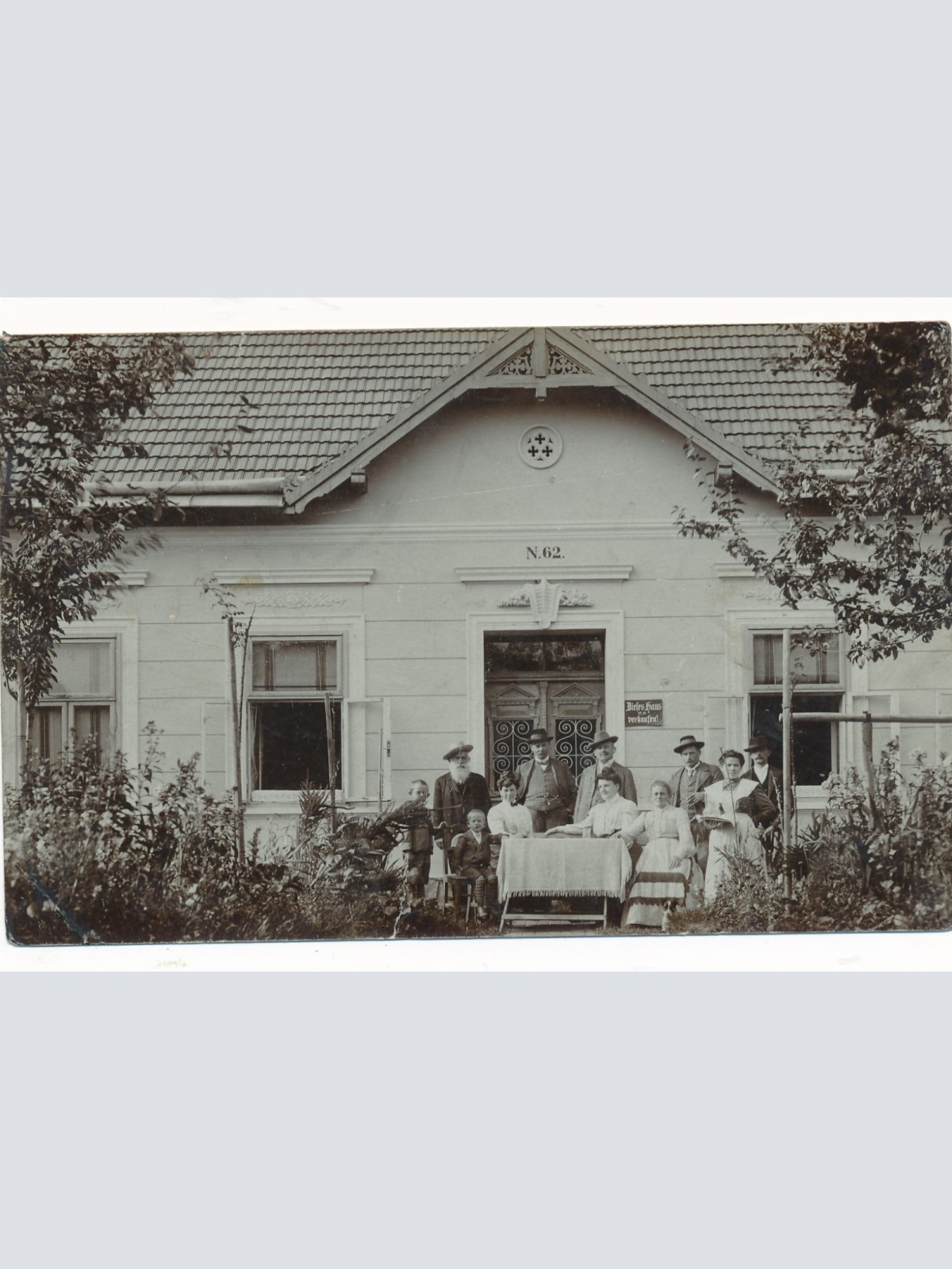 AK Annodazumals Familie vor dem Haus Ansichtskarte (16649)