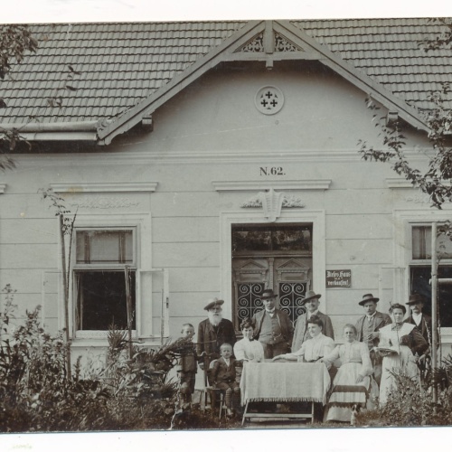 AK Annodazumals Familie vor dem Haus Ansichtskarte (16649)