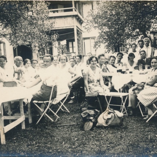 AK Annodazumals Menschen im Gastgarten Ansichtskarte (16646)