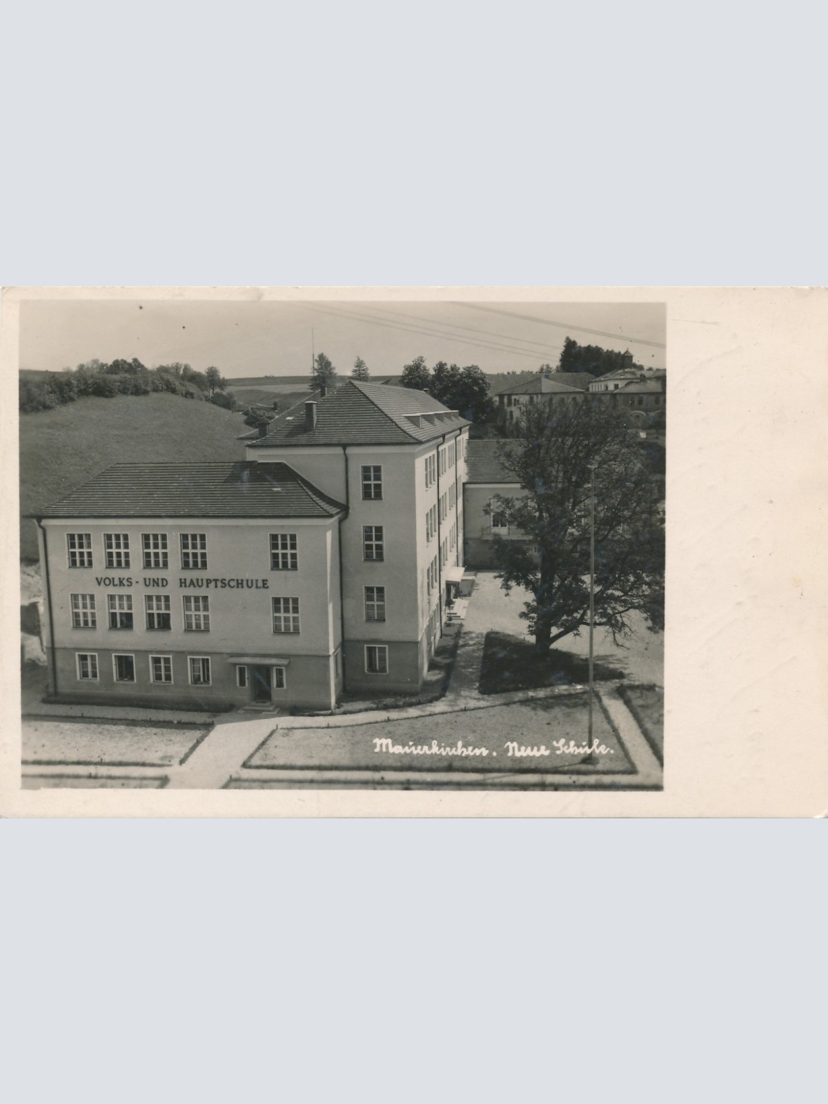 AK aus Mauerkirchen mit Volks und Hauptschule Oberösterreich Ansichtskarte 16525