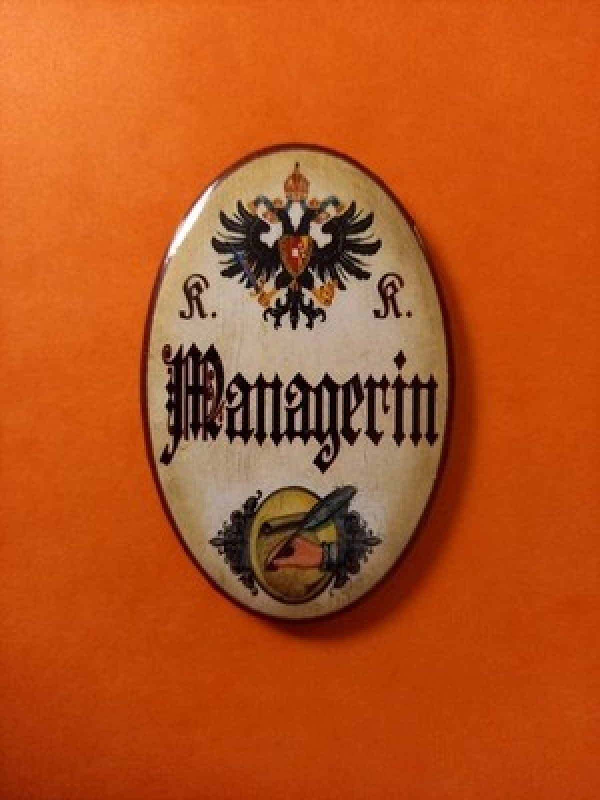 Nostalgie KuK Flaschenöffner Magnet Managerin