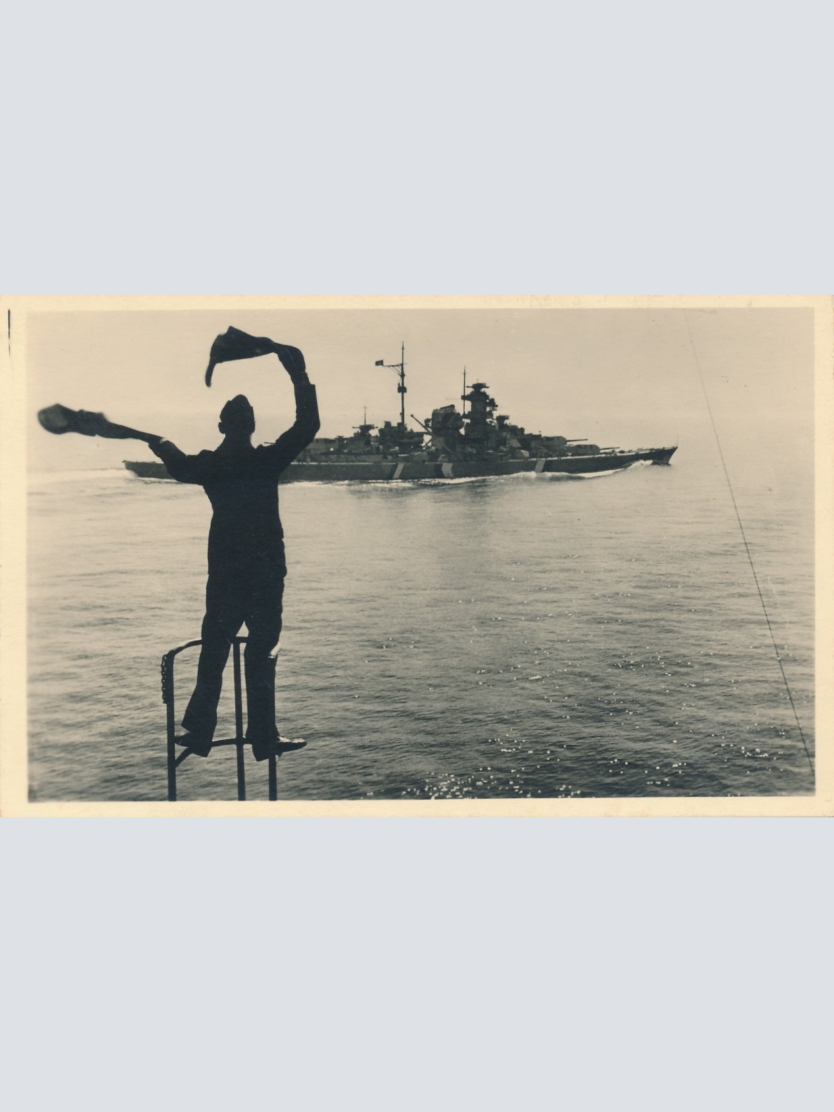 AK Winkspruch Mann winkt Schlachtschiff der Bismarck Klass Ansichtskarte (16955)