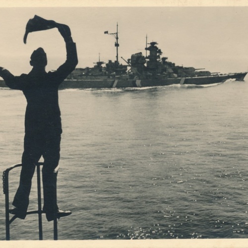 AK Winkspruch Mann winkt Schlachtschiff der Bismarck Klass Ansichtskarte (16955)