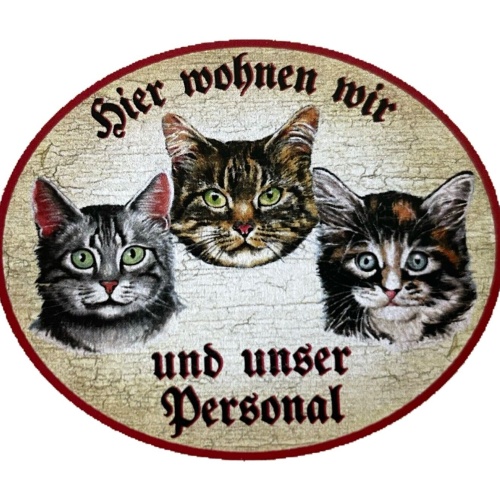 KuK Nostalgie Holzschild "Hier wohnen wir u.u. Personal“ Trio Katze Tabby Junges