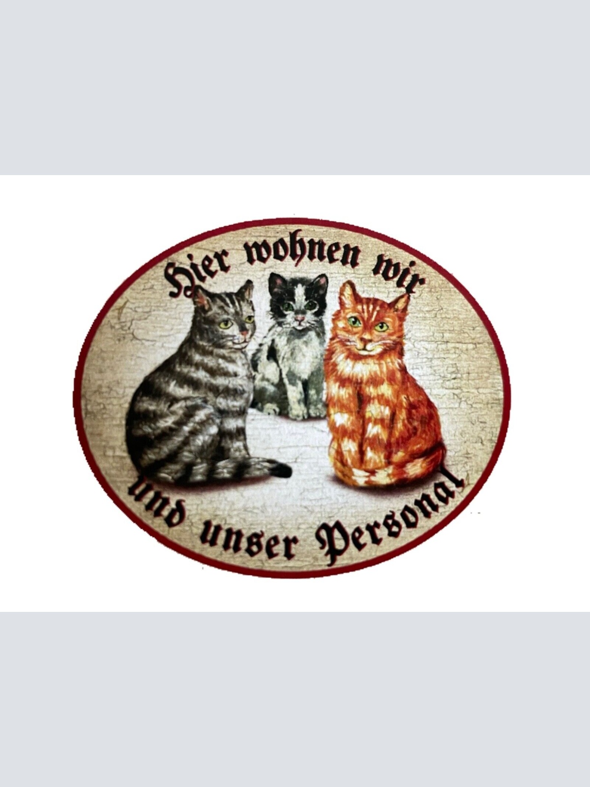 KuK Nostalgie Holzschild "Hier wohnen wir u.u. Personal“ Trio Katze Tabby SW Rot