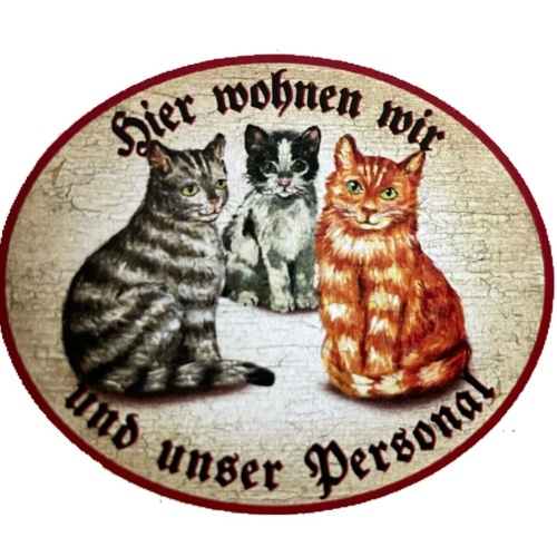 KuK Nostalgie Holzschild "Hier wohnen wir u.u. Personal“ Trio Katze Tabby SW Rot