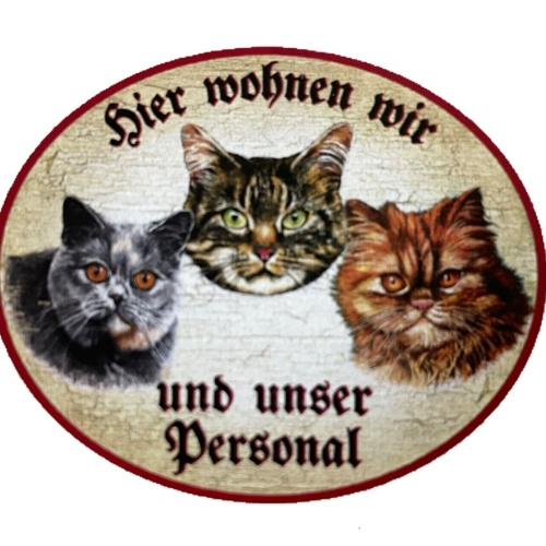 KuK Nostalgie Holzschild "Hier wohnen wir u.u.Personal“ Trio Katze Tabby BlauRot