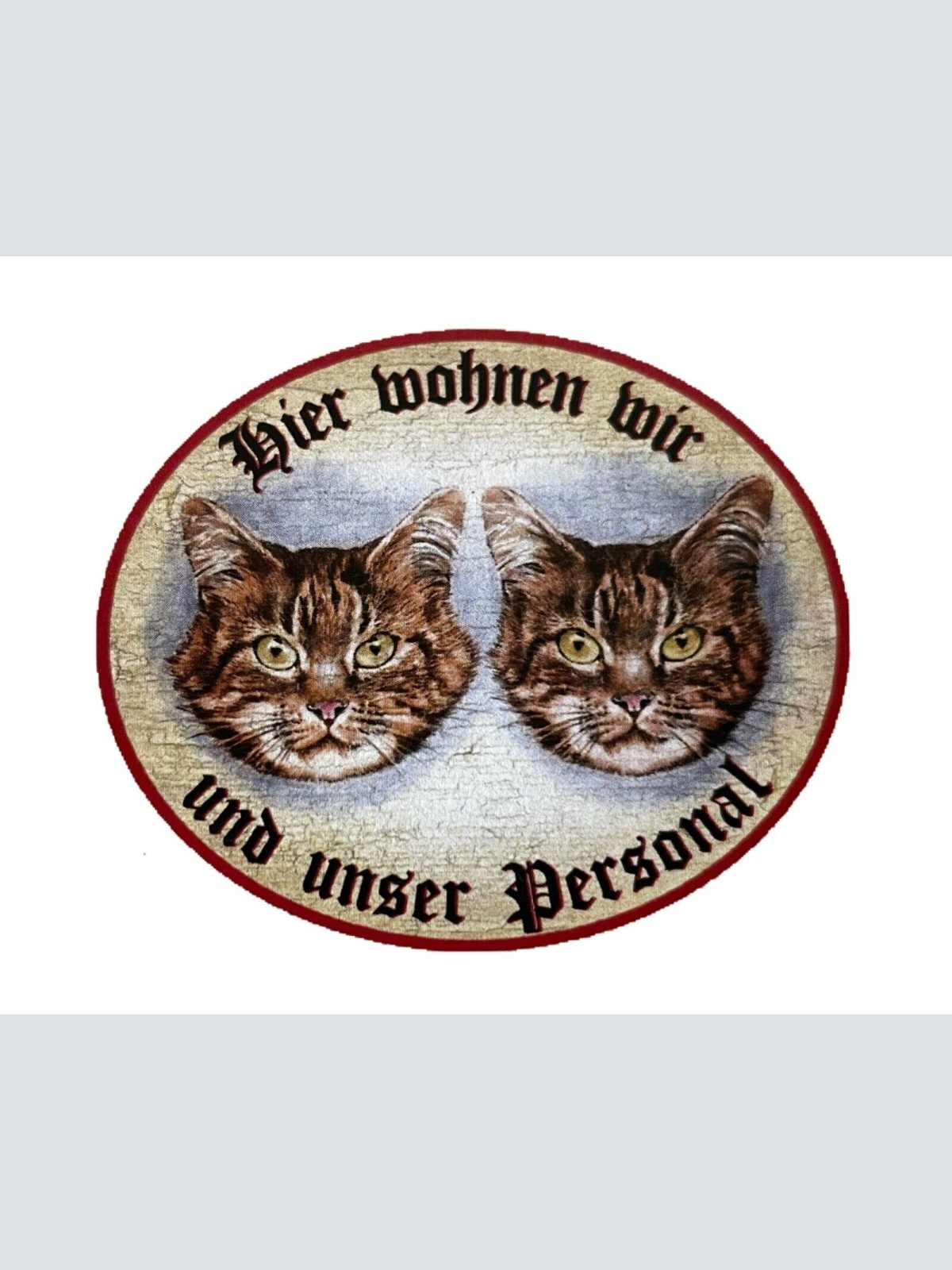 KuK Nostalgie Holzschild "Hier wohnen wir u.u.Personal“ Duo Katze Tabby Getigert