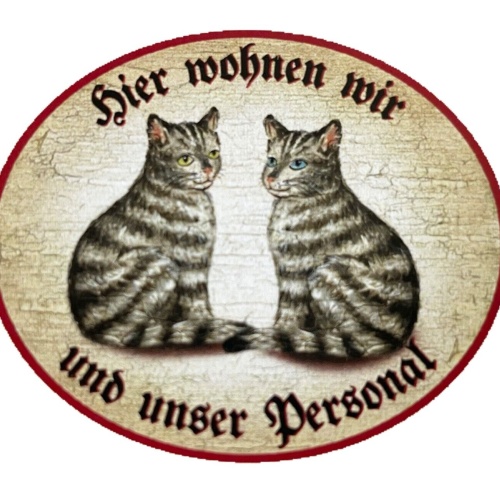KuK Nostalgie Holzschild “Hier wohnen wir u.u.Personal“ Duo Katze Tabby Getigert