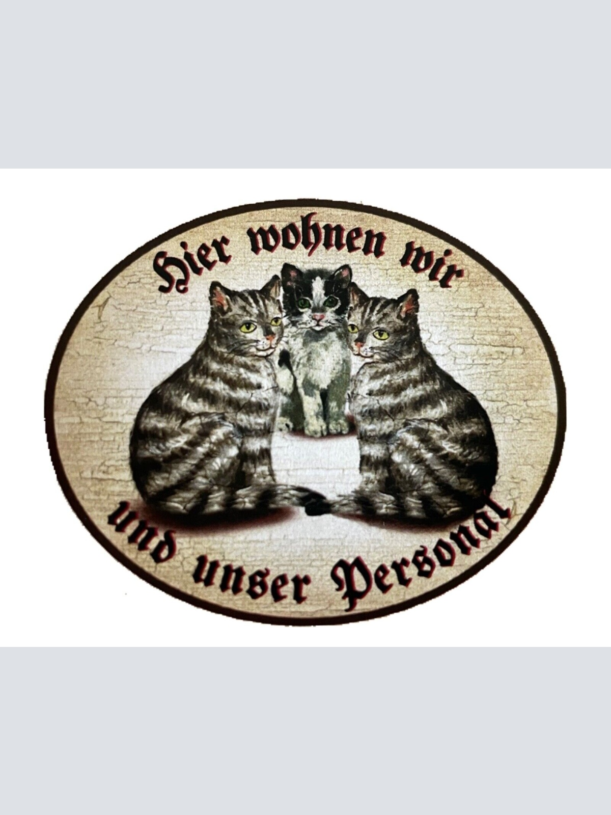 KuK Nostalgie Holzschild "Hier wohnen wir u.u. Personal“ Trio Katze Junges Tabby