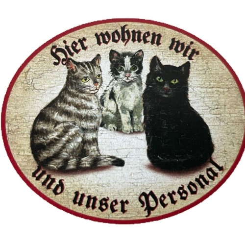 KuK Nostalgie Holzschild "Hier wohnen wir u.u. Personal“ Trio Katze Tabby SW