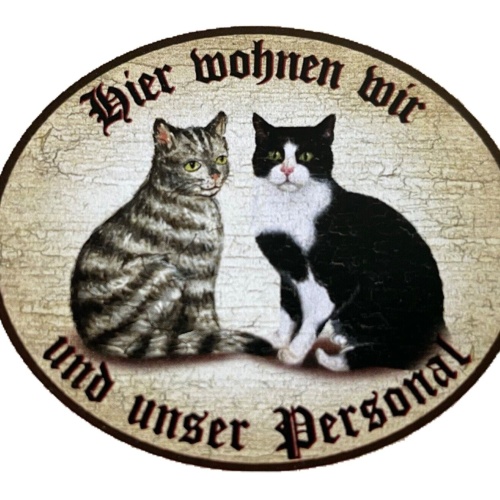 KuK Nostalgie Holzschild "Hier wohnen wir u.u. Personal“ Duo Katze Tabby SW