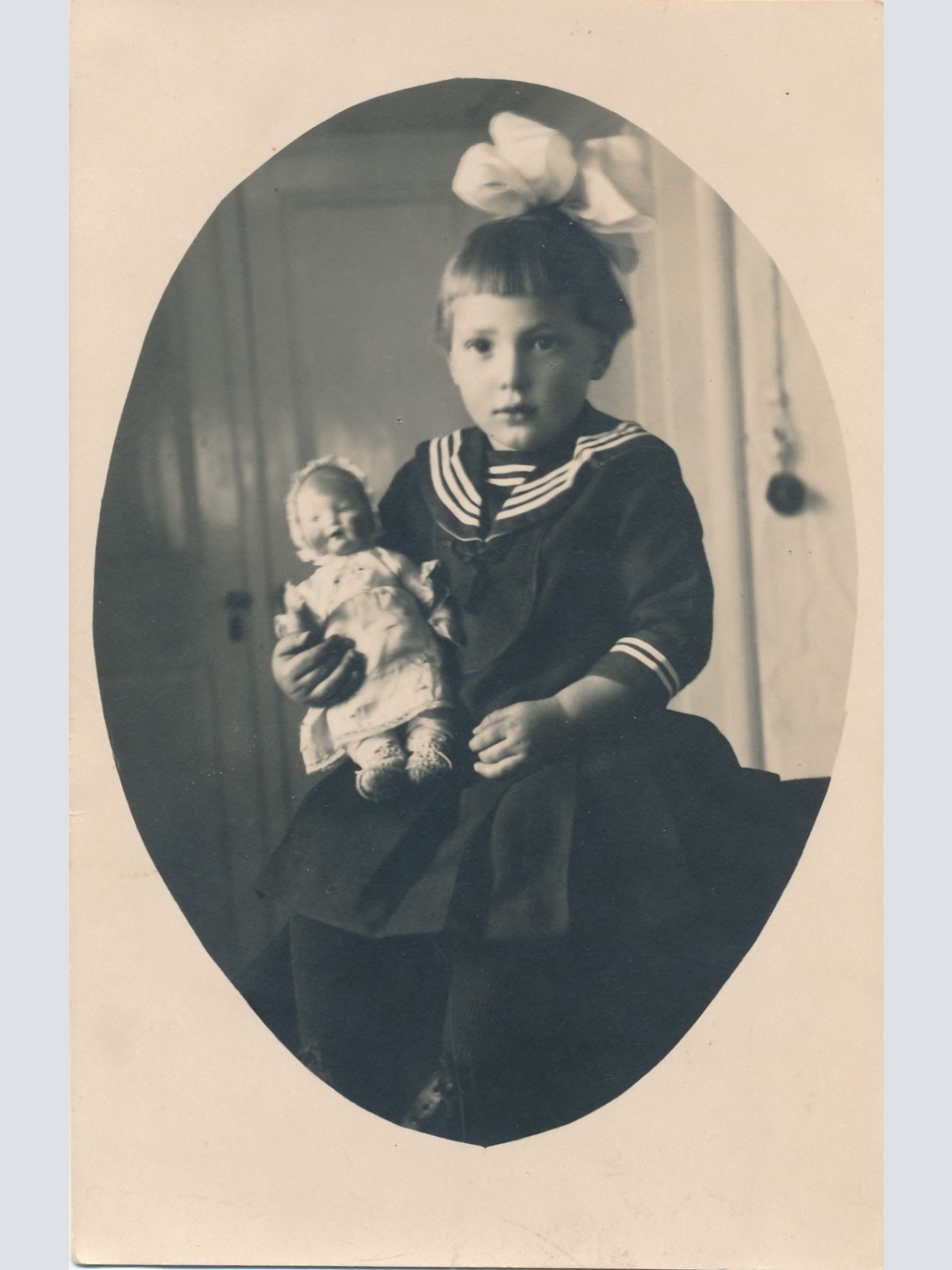 AK Annodazumals junges Mädchen mit Puppe Ansichtskarte (18097)