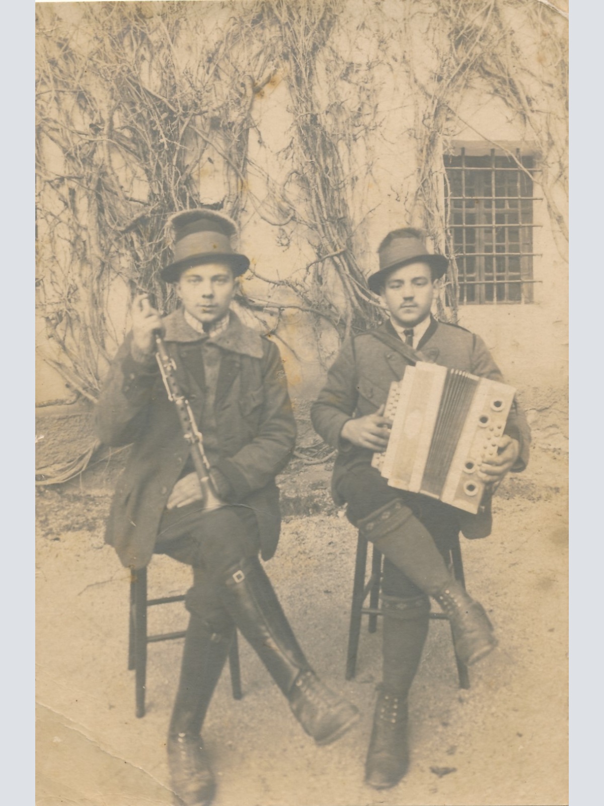 AK Annodazumals von zwei Musikanten mit Instrumenten Ansichtskarte (18029)