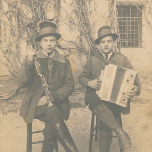 AK Annodazumals von zwei Musikanten mit Instrumenten Ansichtskarte (18029)