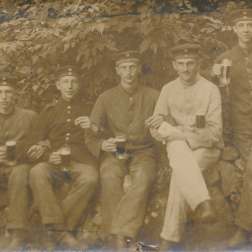 AK Militaria fünf Soldaten trinken ein Bier Ansichtskarte (18087)