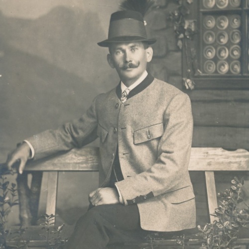 AK Annodazumals Mann mit Hut und Gamsbart Ansichtskarte (18201)