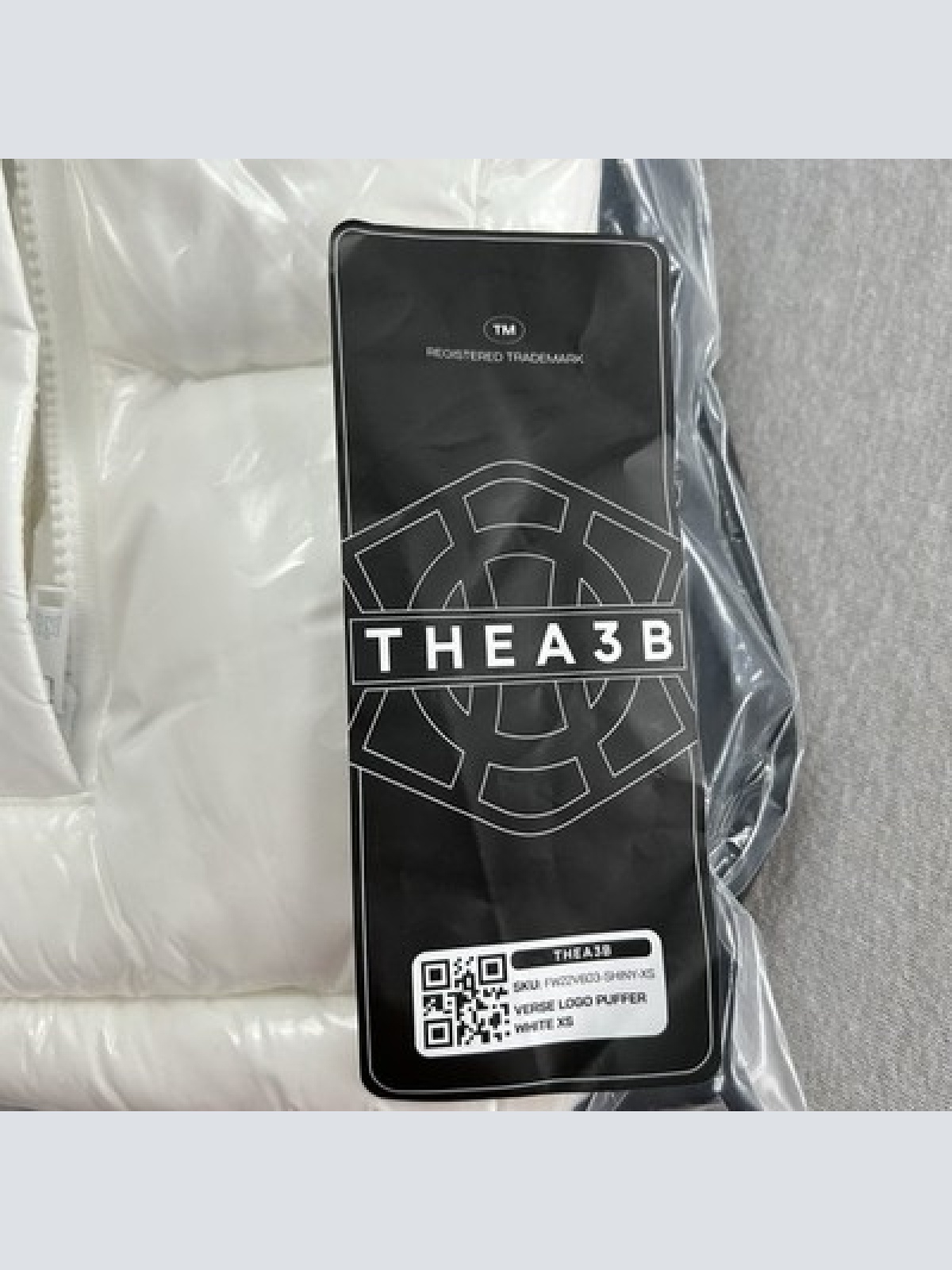 TheA3B Verse Logo Puffer Jacke Weiß Größe XS Neu mit Etikett WINTERSALE!
