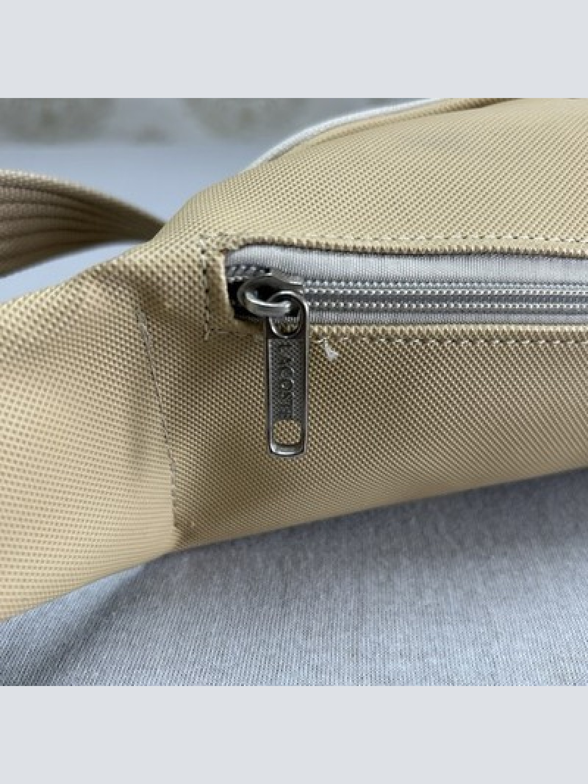 Lacoste Bauchtasche Gürteltasche Beige Creme – Klassiker mit Krokodil-Logo – Top