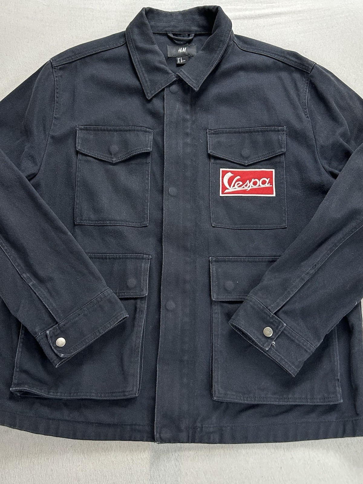 H&M Vespa Jeansjacke Schwarz Größe XL Vespa Patch Taschen Knöpfe Maße auf Fotos