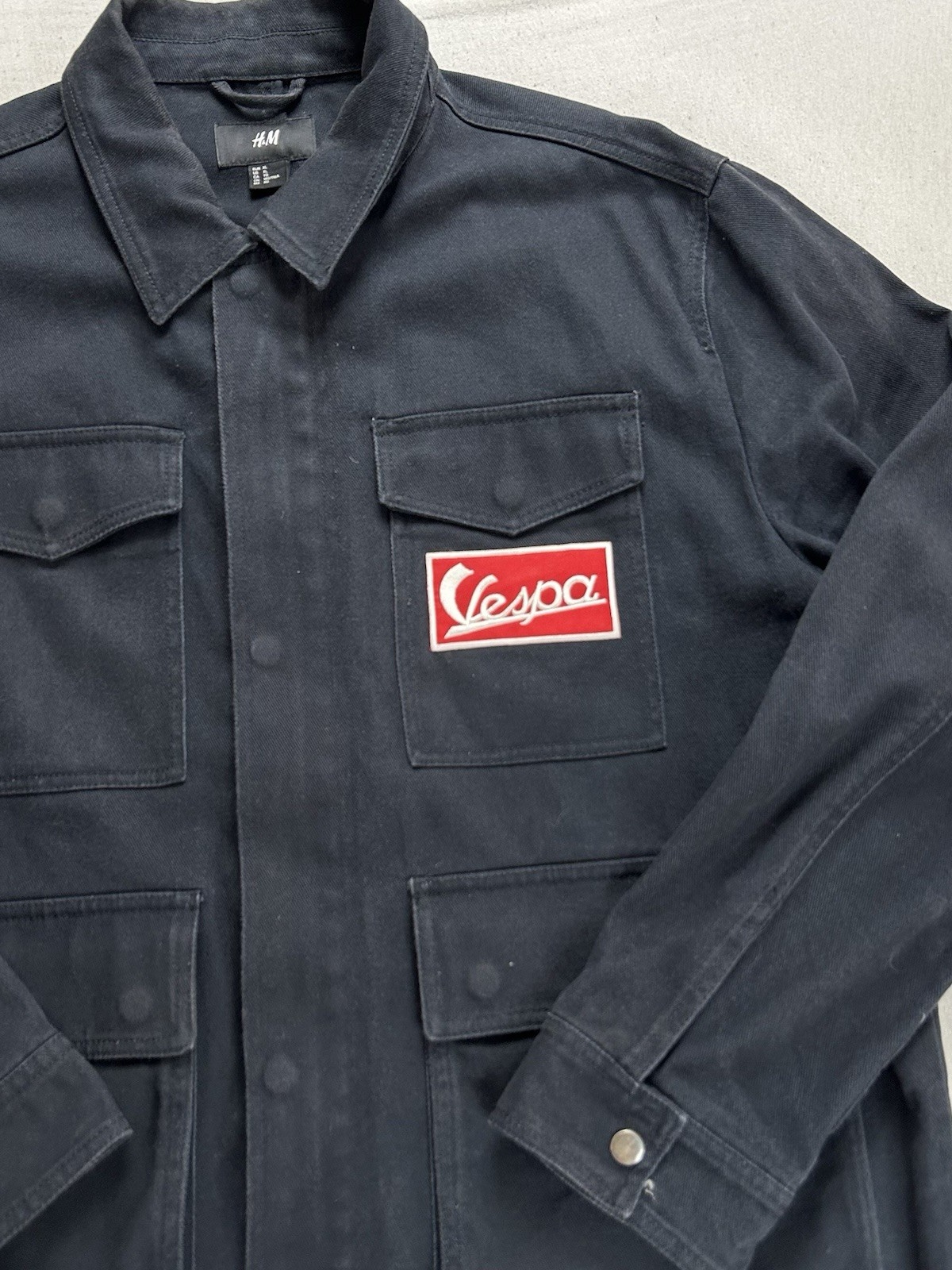 H&M Vespa Jeansjacke Schwarz Größe XL Vespa Patch Taschen Knöpfe Maße auf Fotos