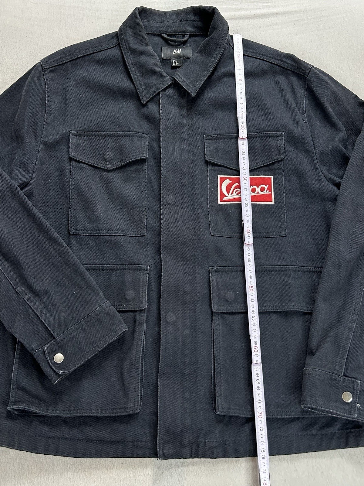 H&M Vespa Jeansjacke Schwarz Größe XL Vespa Patch Taschen Knöpfe Maße auf Fotos
