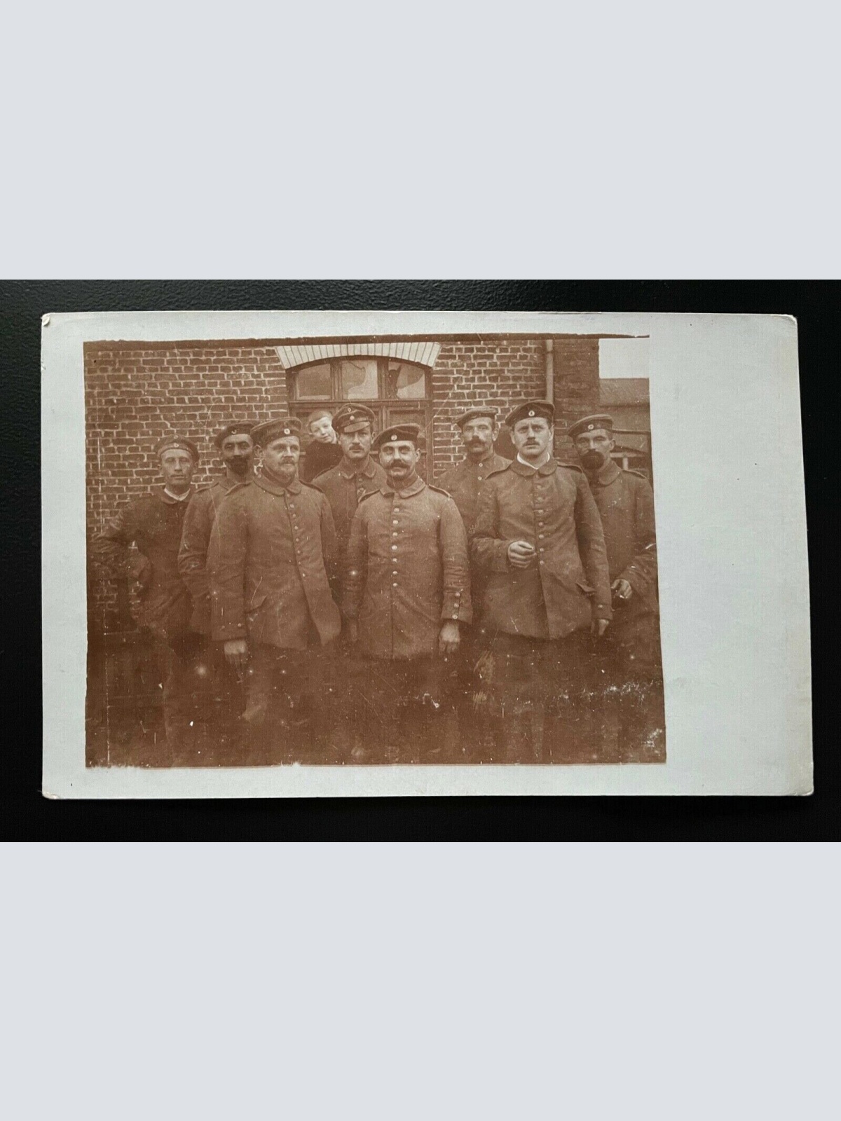 Gruppenaufnahme Soldaten Uniform Barett Schirmmütze Bart Militär Krieg 402451