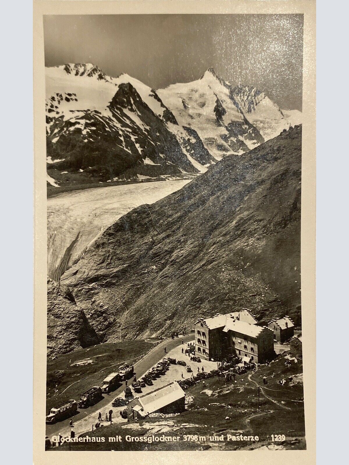 Glöcknerhaus 70028mit Großglockner und Pisterze 70028