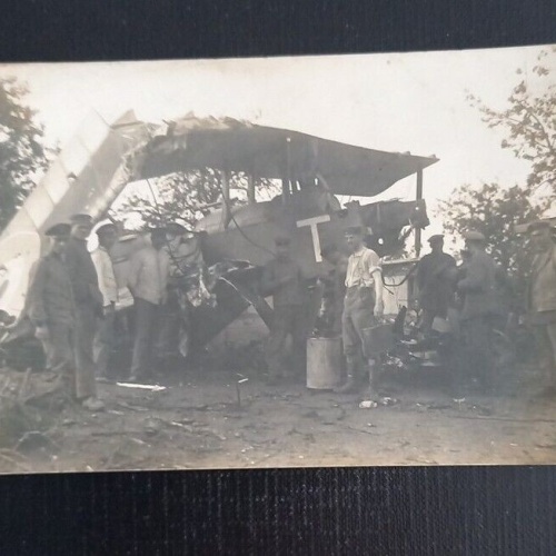 Ansichtskarte Militaria Abgestürztes Flugzeug Soldaten 7 Ga
