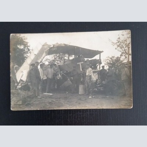 Ansichtskarte Militaria Abgestürztes Flugzeug Soldaten 7 Ga
