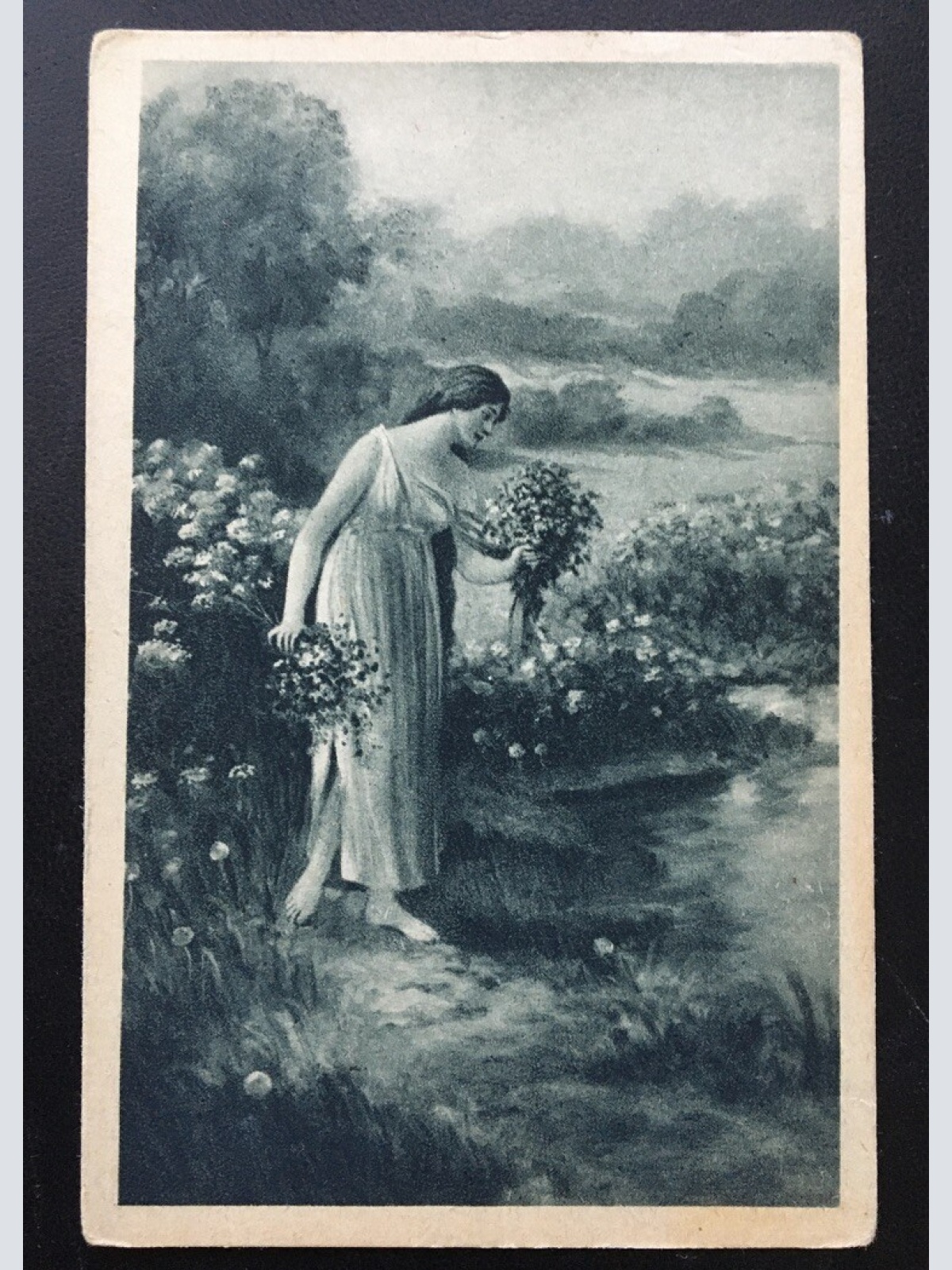 Frau pflückt Blumen - Blumenstrauß Blumenwiese - Künstlerkarte 400220 TH