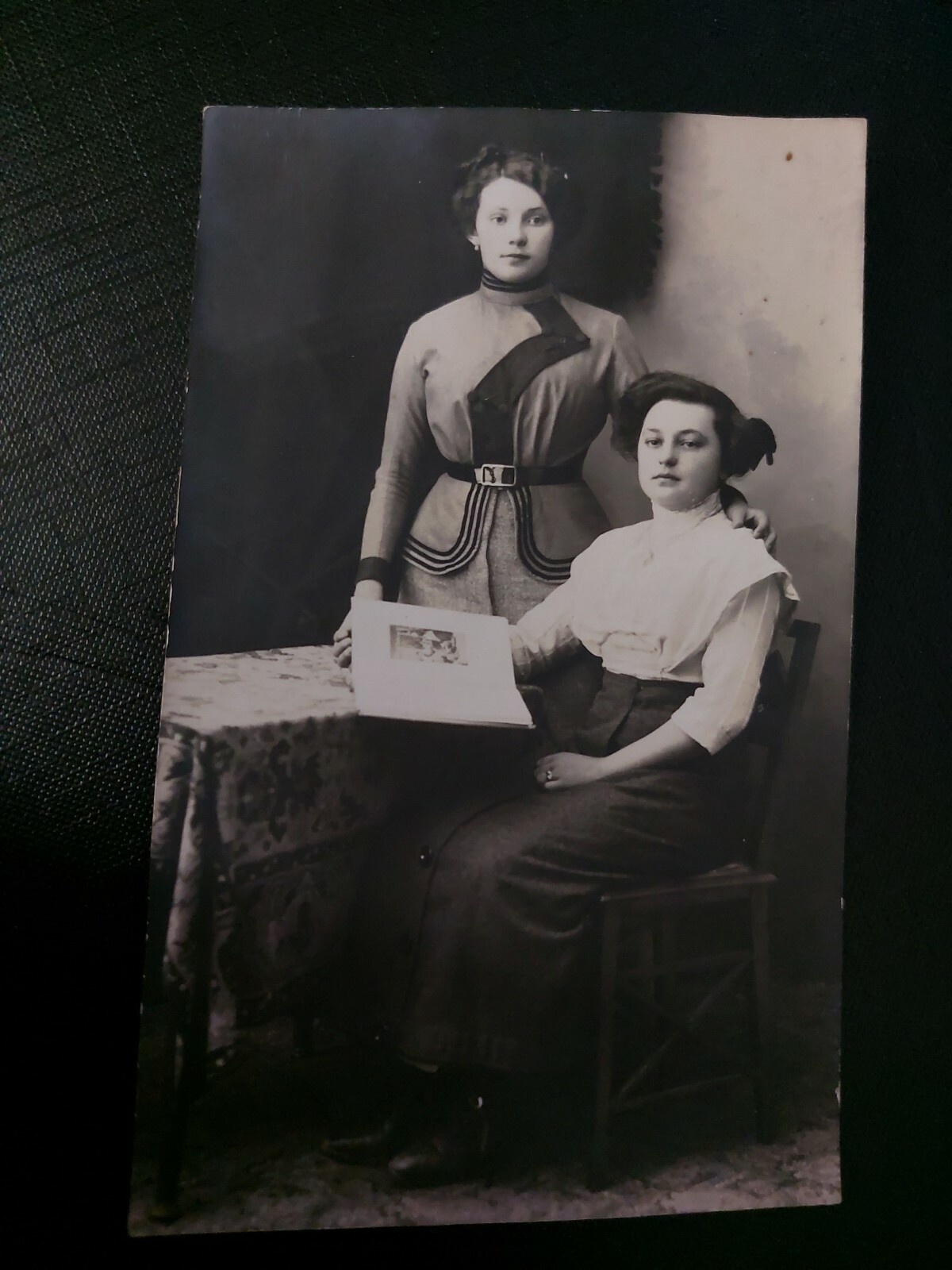 Zwei Frauen 19. Jahrhundert Kleidung Tisch Tischdecke 402611 WM F