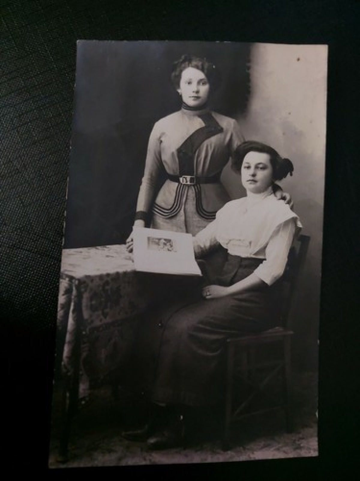 Zwei Frauen 19. Jahrhundert Kleidung Tisch Tischdecke 402611 WM F