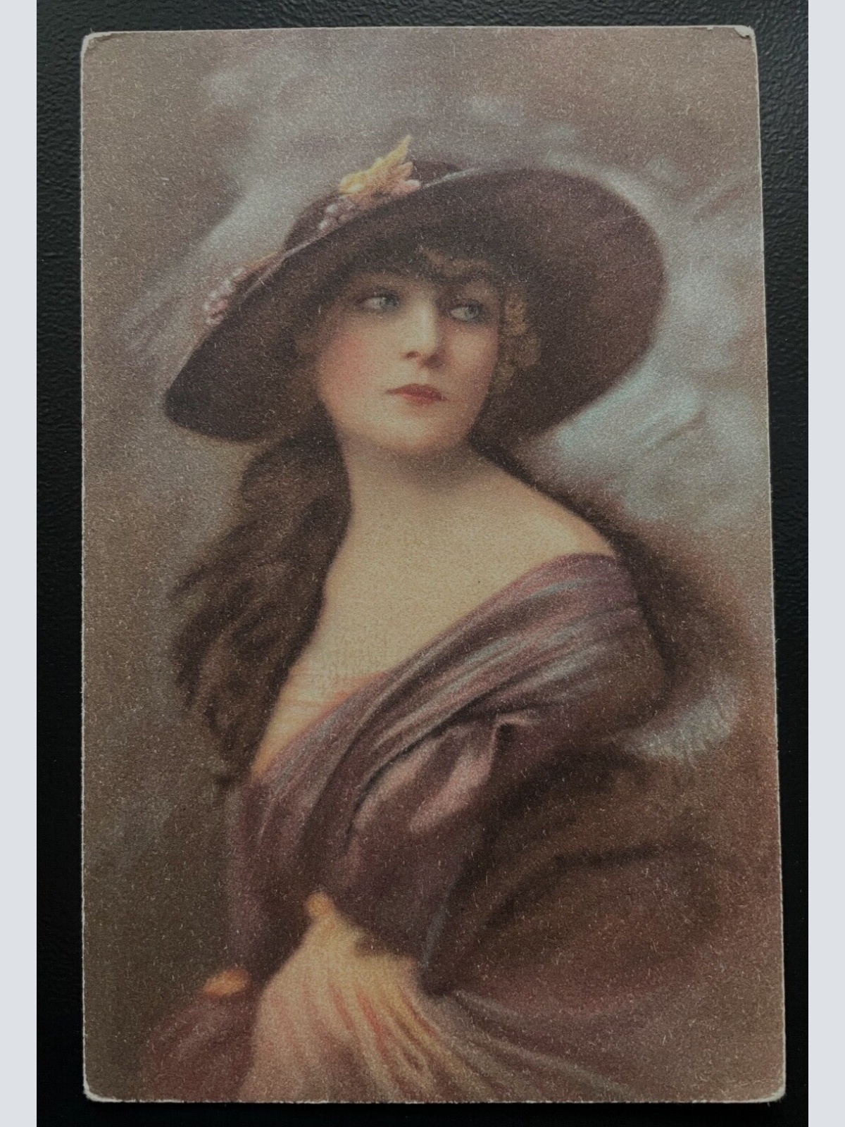 Malerei Frau Hut Kleid Schal Künstler Postkarte 600198A TH D