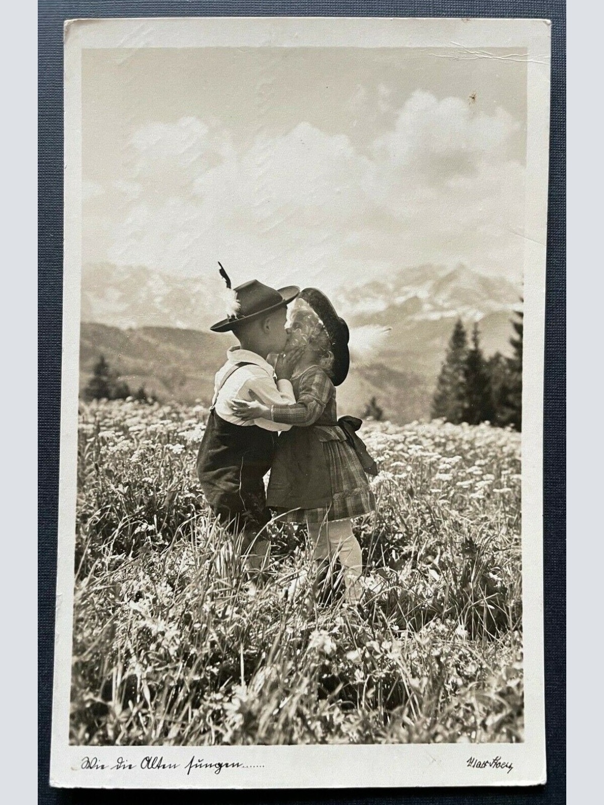 Wie die Alten Kinder Junge Mädchen Kuss Tracht Alm Wiese Berg Gebirge 402637 C