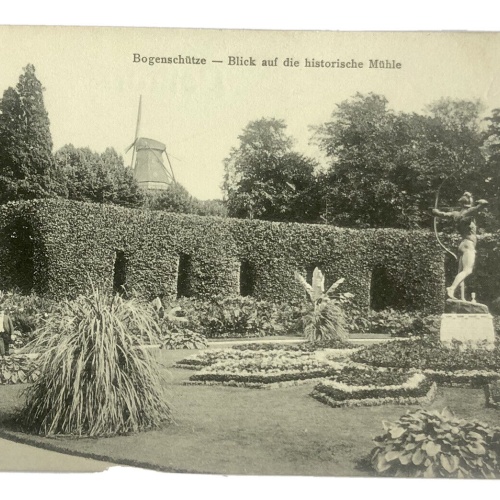 Deutschland Potsdam Bogenschütze Blick auf die historische Mühle 20005