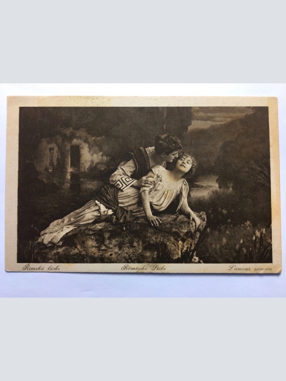 Römische Liebe - Liebespaar auf Felsen - Künstlerkarte 50012 TH C