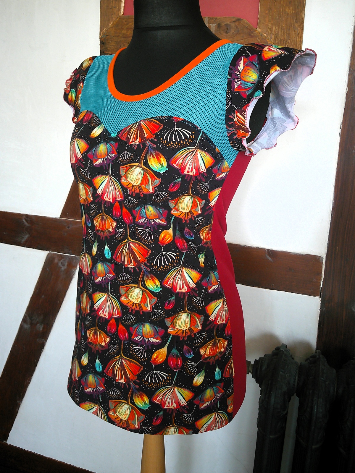 T-Shirt mit Herzausschnitt und Ginkgo Motiv in Bioqualität