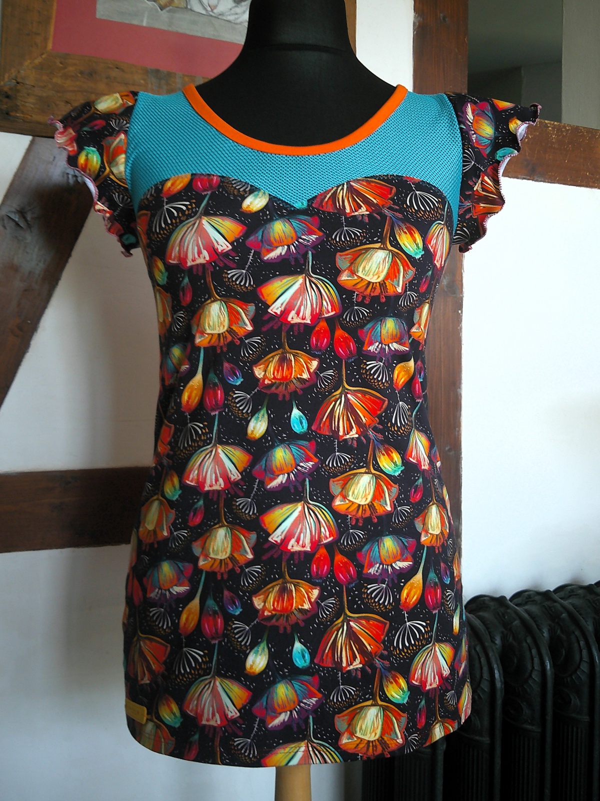 T-Shirt mit Herzausschnitt und Ginkgo Motiv in Bioqualität